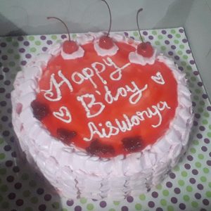 Fresh-strawberry-cake-homely